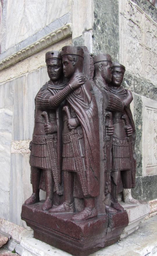 Gruppo dei Tetrarchi ca. 300 d.C., porfido rosso, altezza cm 130. Venezia, Basilica di San Marco, facciata meridionale. Foto di Manuela Moschin