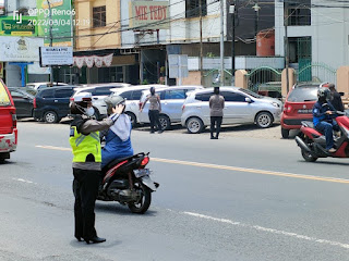 Ciptakan Rasa Aman Saat Sholat Jumat, Polwan Polres Gowa Laksanakan Pengamanan Sholat Jumat