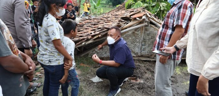 Berikan Bantuan Rumah Roboh di Tanjung Sari, Nanang Harap Tidak Ada Lagi Rumah Tidak Layak Huni di Lamsel