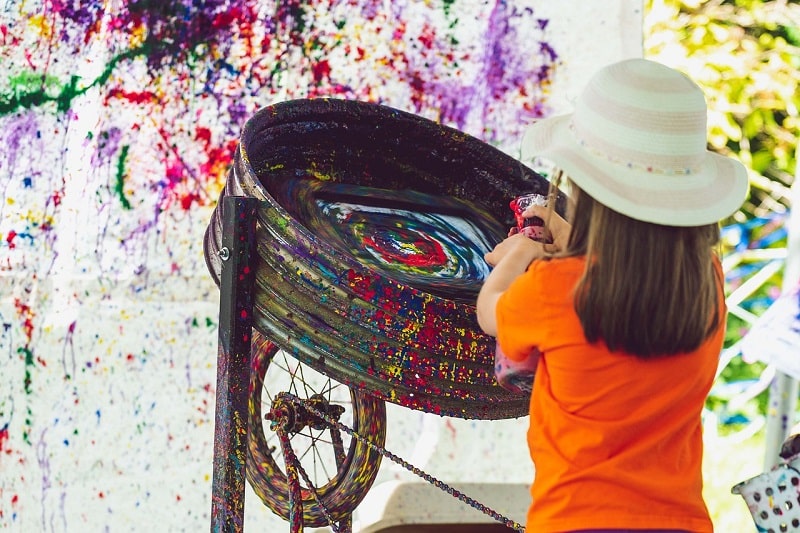 child creating spin art