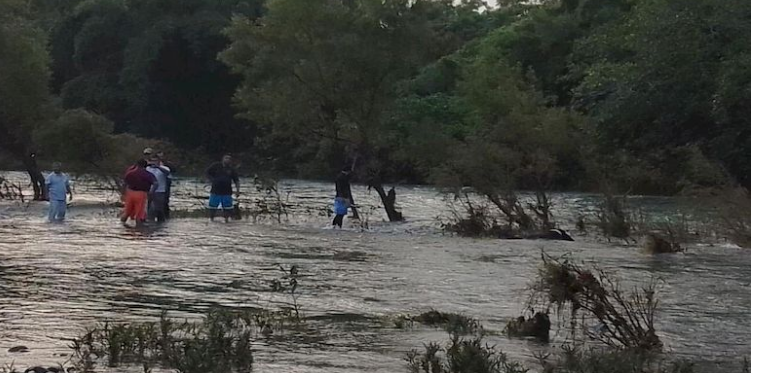 México: Hombre muere ahogado tras caer por accidente al río Axtla