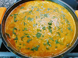 Dhal o curry de lentejas rojas con verduras