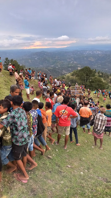 Gotong Royong Warga NTT Akhirnya Bawa Patung Jokowi ke Gunung Sunu