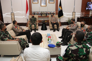 Tingkatkan Sinergitas TNI-Polri, Kapolda Jatim Menyambut Kunjungan Kehormatan Pangdam V Brawijaya