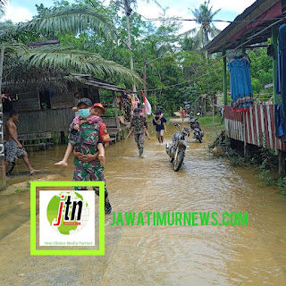 Satgas Pamtas Yonif Mekanis  643/Wns Bantu Antar Jemput Anak Sekolah Di Perbatasan Korban Banjir