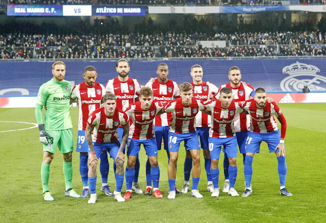 CLUB ATLÉTICO DE MADRID. Temporada 2021-22. Jan Oblak, Matheus Cunha, Felipe, Kondogbia, Mario Hermoso, Koke. Rodrigo De Paul, Griezmann, Marcos Llorente, Ángel Correa, Yannick Carrasco. REAL MADRID C. F. 2 CLUB ATLÉTICO DE MADRID 0 Domingo 12/12/2021, 21:00 horas. Campeonato de Liga de 1ª División, jornada 17. Madrid, estadio Santiago Bernabéu: 51.024 espectadores. Entrenadores: Real Madrid: Carlo Ancelotti. Atlético de Madrid: Diego Pablo Simeone. Árbitro: Antonio Miguel Mateu Lahoz, Valencia. GOLES: 1-0: 16’, Karim Benzema. 2-0: 57’, Marco Asensio.