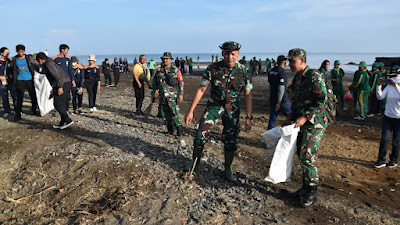 Kodim 1609/Buleleng Aksi Gotong Royong Bersihkan Pantai dan Tanam Pohon