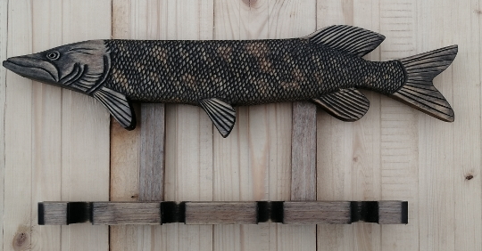 деревянная резная щука-подвеска для рыбацких ложек