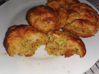 Guacamole and sun-dried tomato pesto muffins