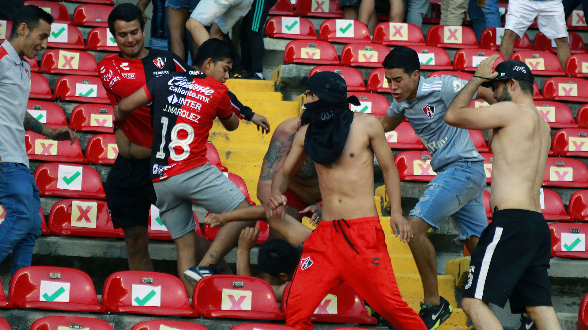 VIDEOS: escalofriante batalla campal entre hinchas de Atlas y Querétaro de México