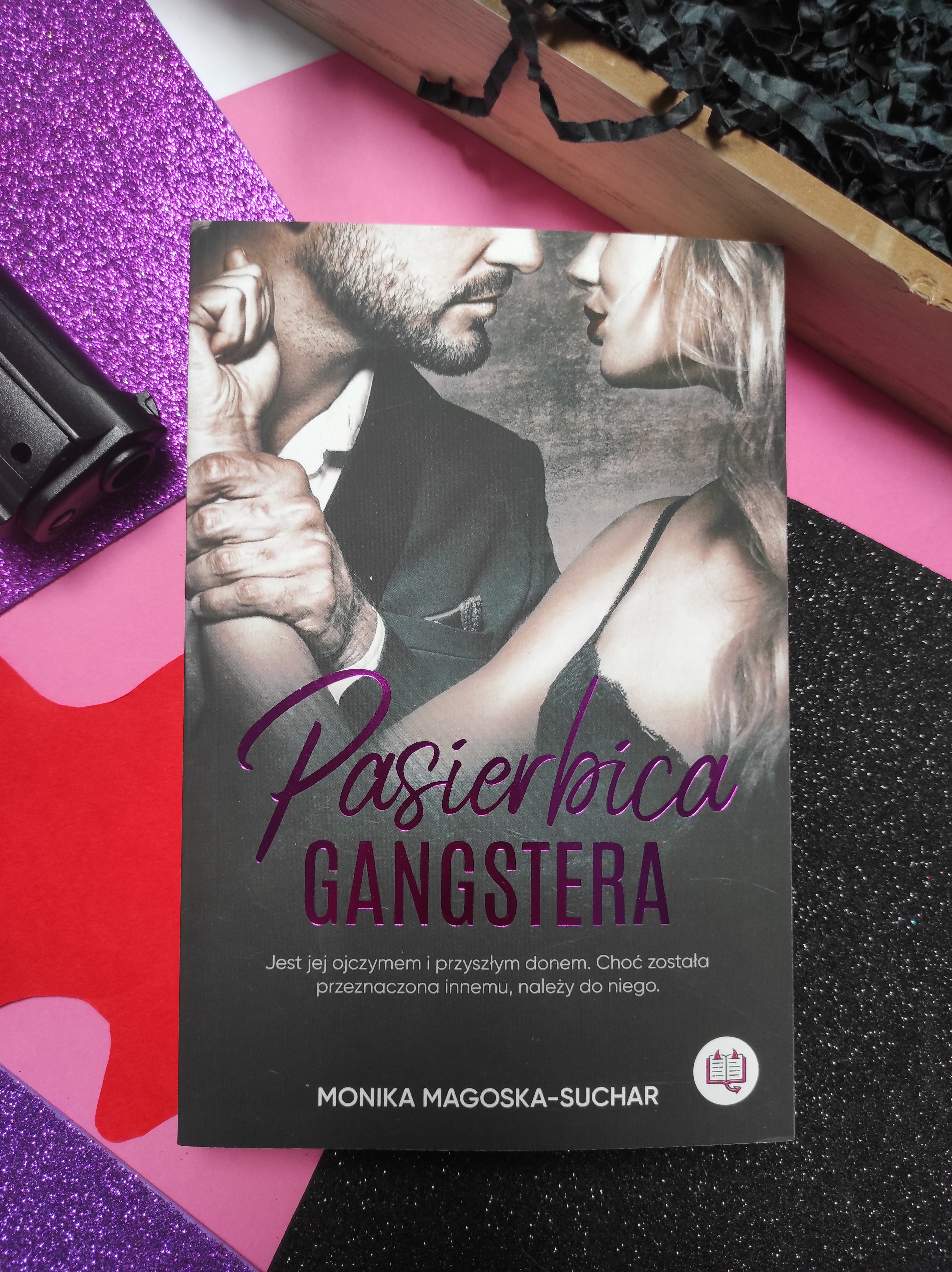 "Pasierbica gangstera" Monika Magoska - Suchar - recenzja - księgarnia Tania Książka