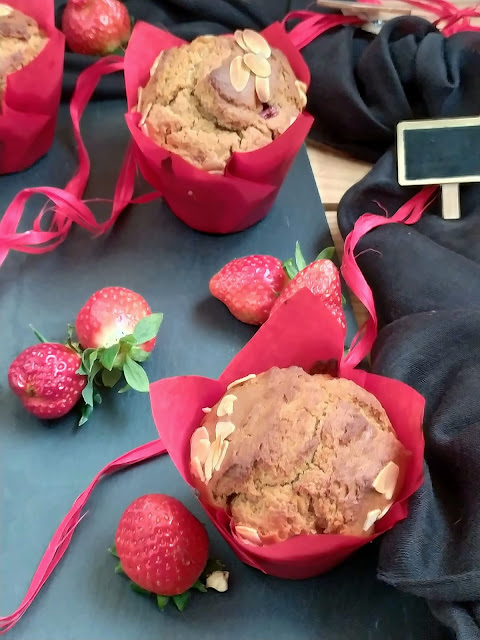 Receta de muffins de crema de galletas Lotus y fresas. Desayuno, merienda, postre, recreo, fruta de temporada, aprovechamiento, con horno, Cuca