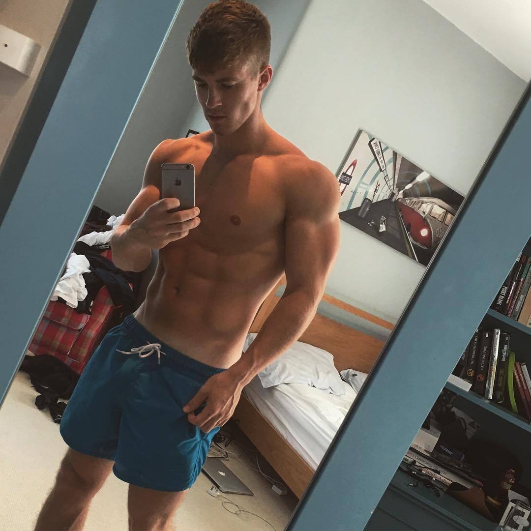 shirtless-fit-hot-guy-selfie