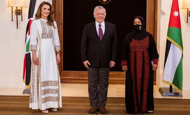 Queen Rania wore a Raqma Jordanian hand-embroidery thoub tunic by Eman Al Ahmed. She carried a Dara Hamarneh baguette bag