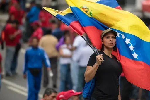 Una donna con la bandiera del Venezuela