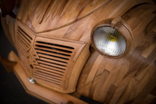 Carpintero construye un Citroën 2 CV de madera