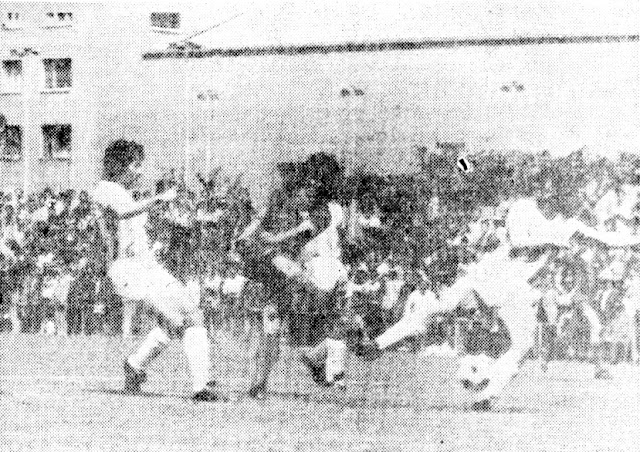 Carrasco dispara fuera ante el acoso de dos jugadores del Valladolid. BARCELONA ATLÉTICO 1 REAL VALLADOLID DEPORTIVO 3 Jueves 01/05/1975, 12:00 horas. Campeonato de Liga de 2ª División, jornada 34. Barcelona, campo de Fabra i Coats