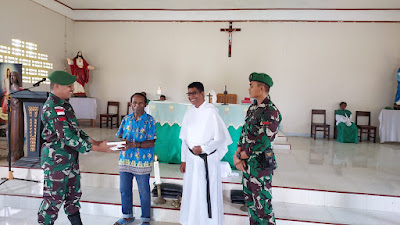 Ketenangan Batin, Satgas Yonif 310/KK Beri Bantuan Alkitab Kepada Jemaat Gereja Di Perbatasan RI-PNG