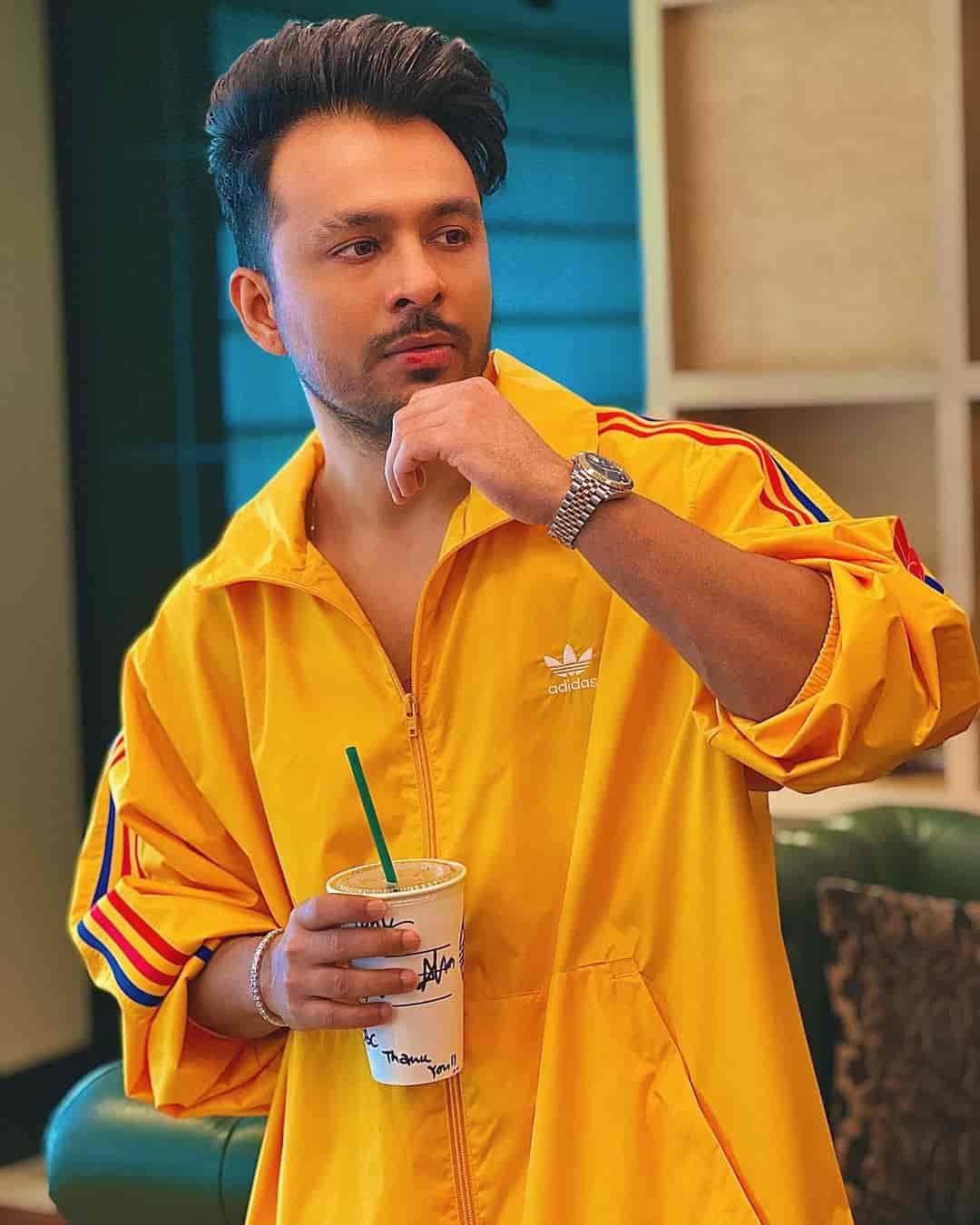 Tony Kakkar Biography in Hindi- wiki, Age, Height, Weight, Girlfriend, Family & More