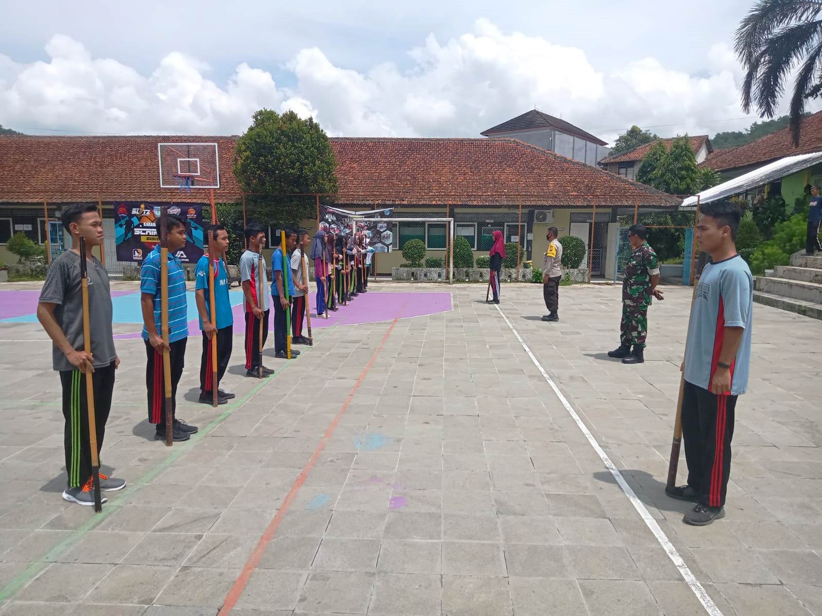 Pramuka SMP Negeri 1 Karangsambung Latihan Bareng TNI dan Polisi