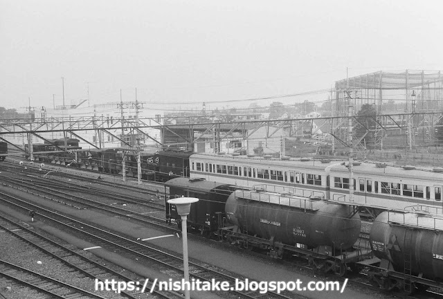 一畑電気鉄道へ輸送されるもと西武451系の80系。左はクハ183、右はデハ83。　所沢　1982.8月下旬