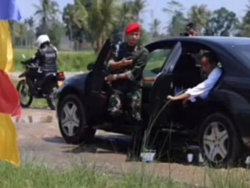 Jokowi Akhirnya Melintasi Jalan Rusak Parah di Lampung, Mobil Presiden Nyaris Gasruk