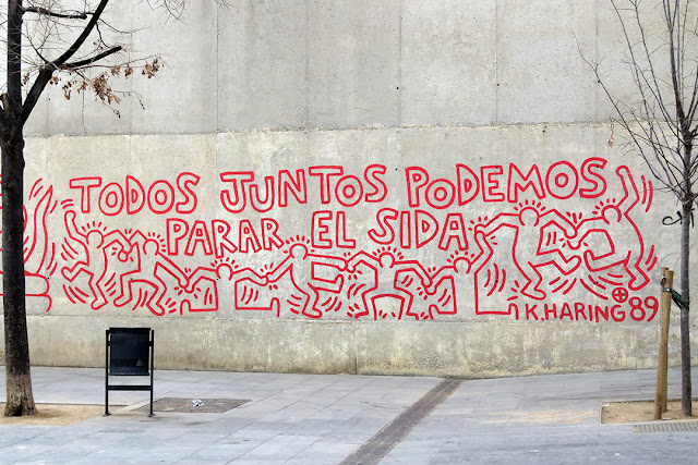 Todos juntos podemos parar el sida (Together We Can Stop AIDS) by Keith Haring, Plaça de Joan Coromines, Barcelona