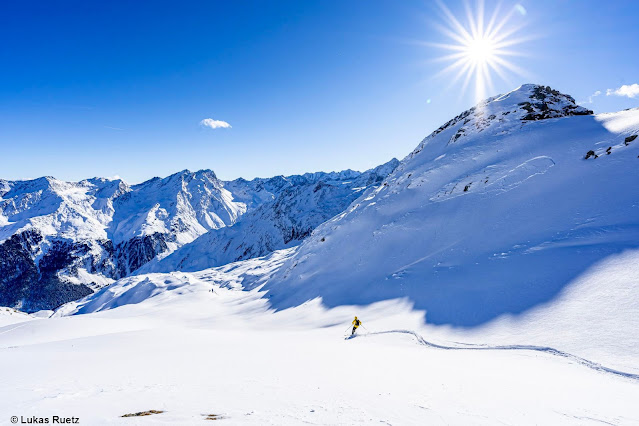 Bei der Abfahrt von der Lampsenspitze in den Nördlichen Stubaier Alpen. Rechts oberhalb des Skifahrers im Schatten erkennt man Risse in der Schneedecke als Indiz einer Bruchfortpflanzung. (Foto: 01.12.2021)