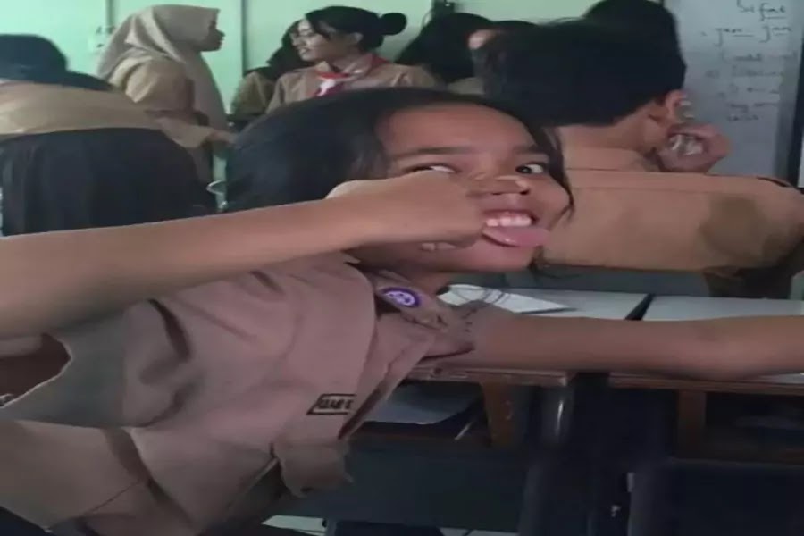 Photo Usang Fuji An Gunakan Seragam Pramuka Sekolah