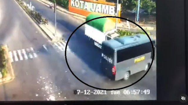 Terekam CCTV, Truk Kayu Tabrak Bus Siswa Sekolah Polisi, 1 Calon Bintara Tewas, Belasan Luka-luka