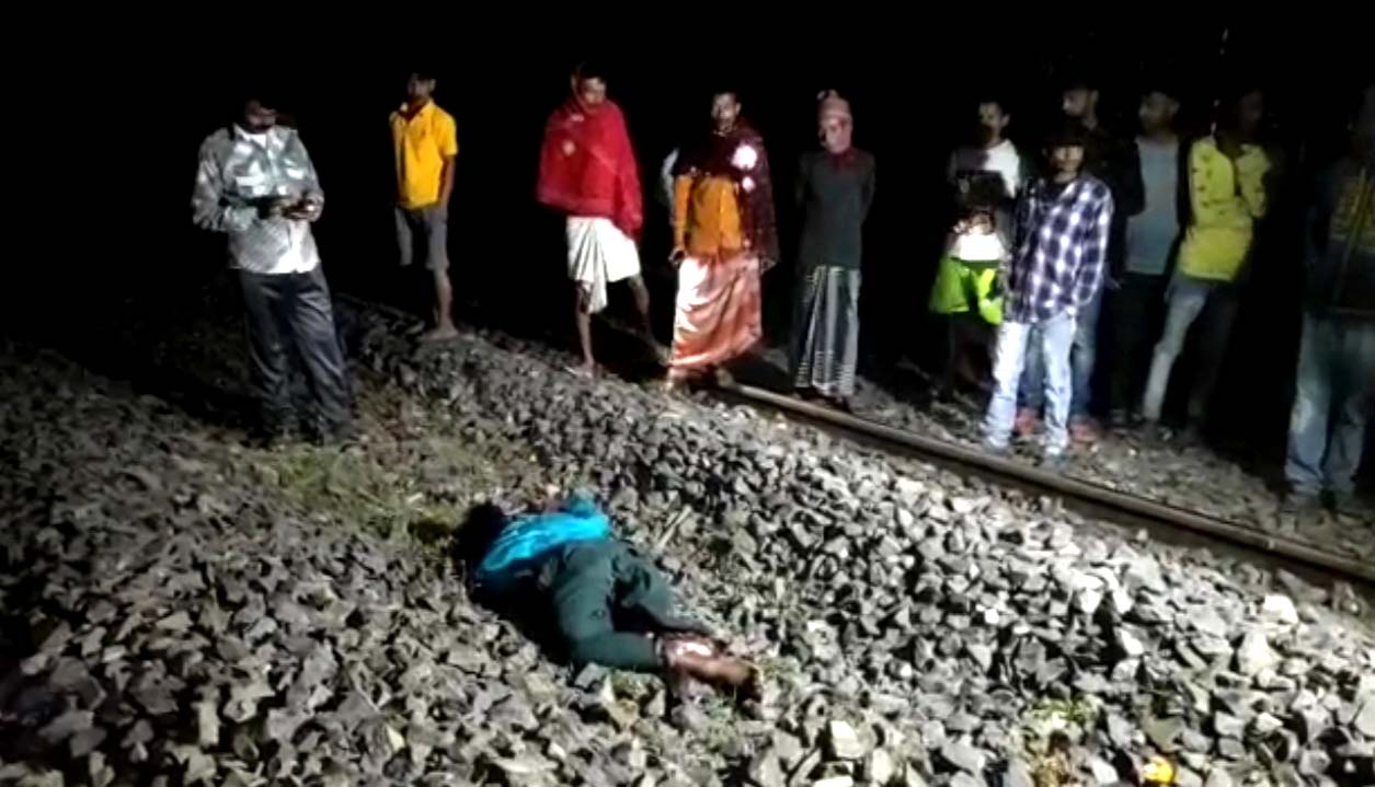Two-youths-died-after-being-cut-in-the-train