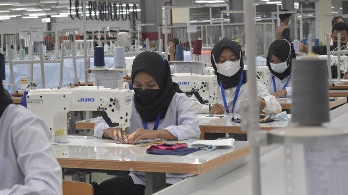 Sejumlah karyawan sedang menjahit baju di PT Eclat Textile International