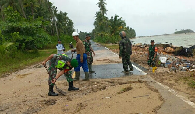 Babinsa se-Kecamatan Bunguran Selatan Melaksanakan Gotong Royong di Desa Cemaga Tengah