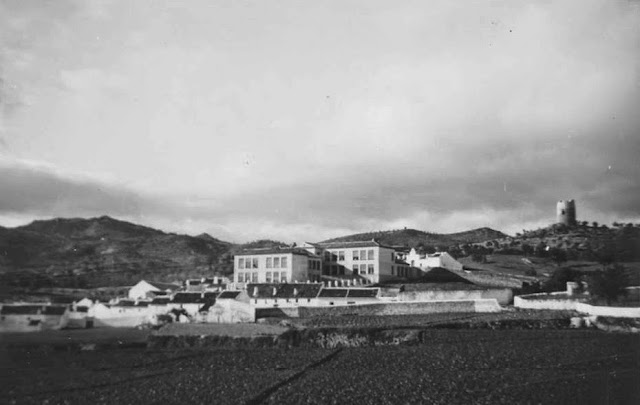 Fotografía antigua del grupo escolar de Yunquera, año 1955. Fuente: Juan Antonio Garcés Guerrero.