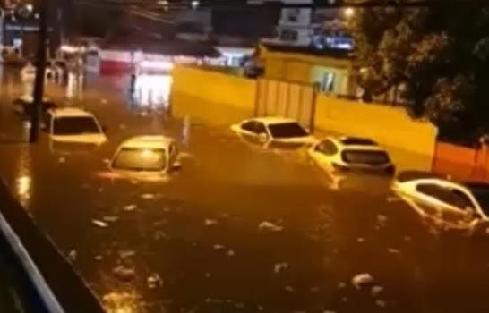 Video | Decenas de vehículos inundados por las lluvias que han colapsado Santo Domingo