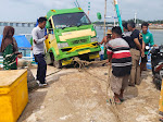 Rem Blong, Truk Bermuatan Pakan Udang Menimpa Sebuah Kapal Penumpang di Pelabuhan Dungkek