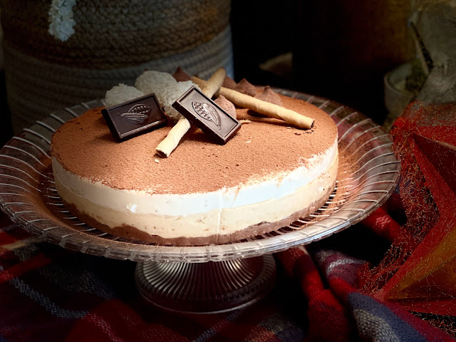 Tarta tres turrones de chocolate negro, blando y nata con nueces