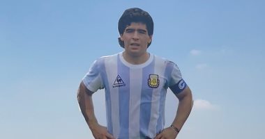 كأس العالم 2022.. جماهير الأرجنتين ترفع صور مارادونا فى الدوحة 