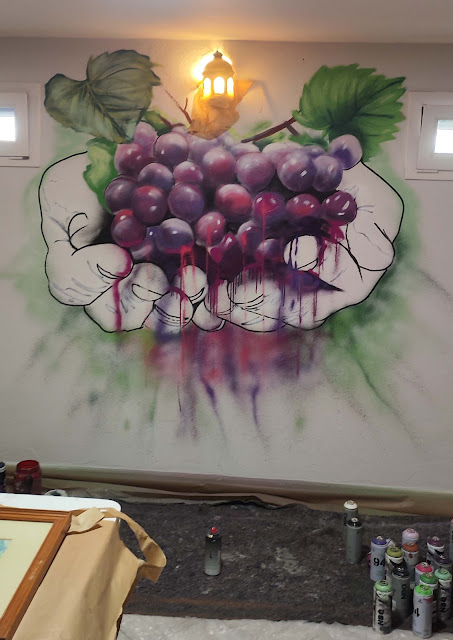 graffiti uvas manos vino