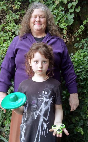 Кэтрин Хеттингер с внучкой, на руках у которой изобретенная ей игрушка и спиннер