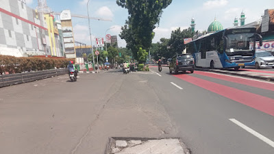 Lobang Besar Di Pondok Gede Membahayakan Pengguna Jalan