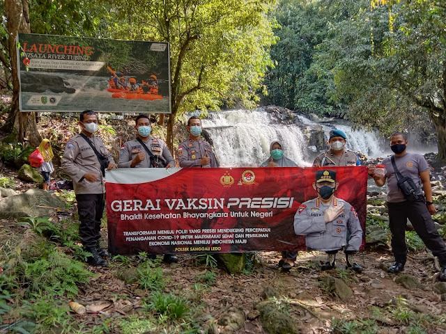 Polsek Sanggau Ledo Vaksinasi Covid-19 di Lokasi Wisata Riam Jugan