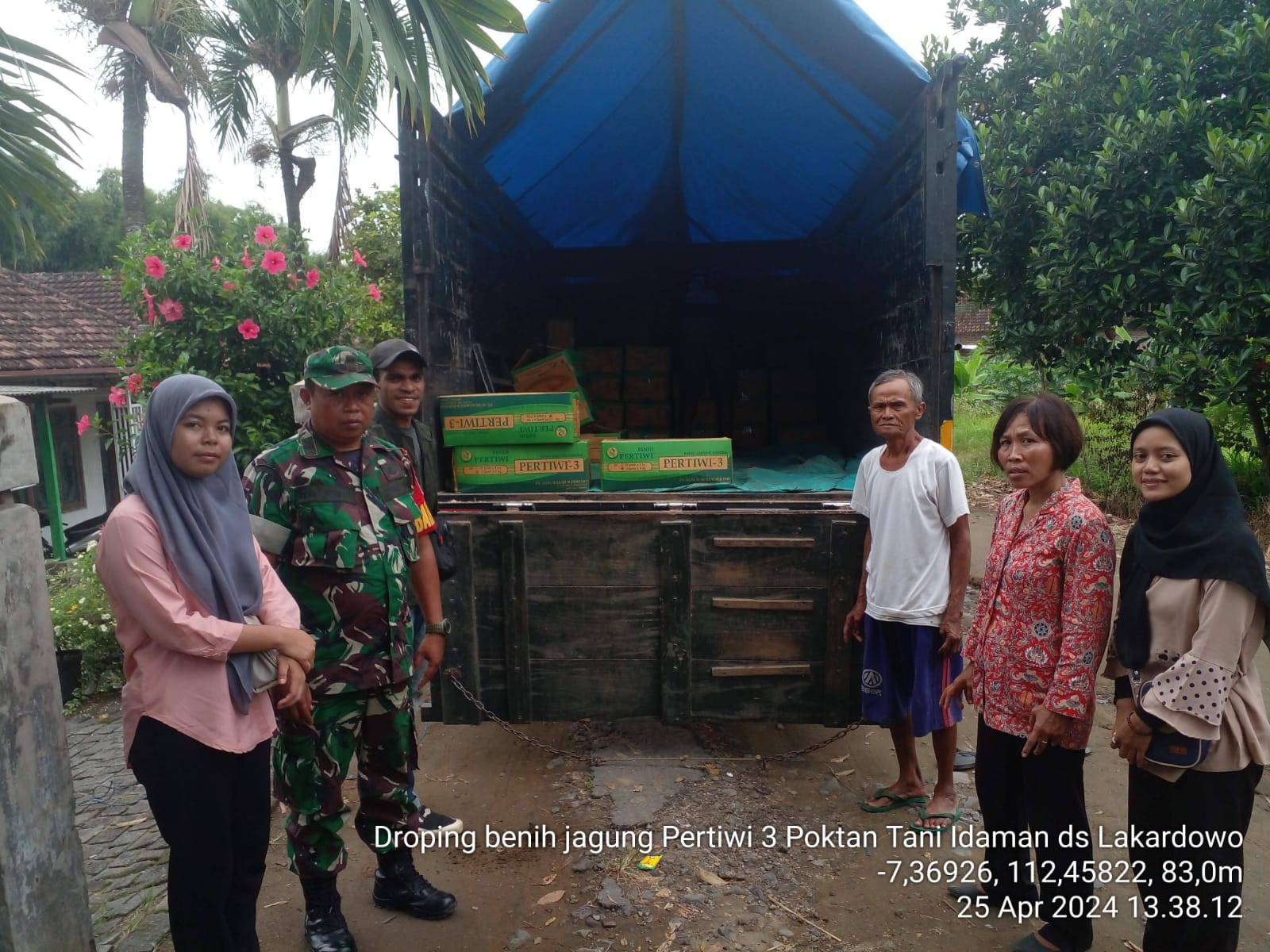 Babinsa Lakardowo Koramil 0815/07 Jetis Dampingi Pendistribusian Benih Jagung 