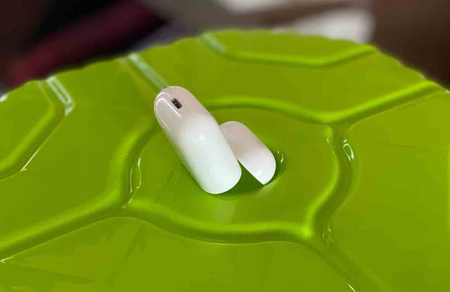 حافظت علبة شحن AirPods رأسًا على عقب لإزالة المياه التي ربما دخلت في الداخل