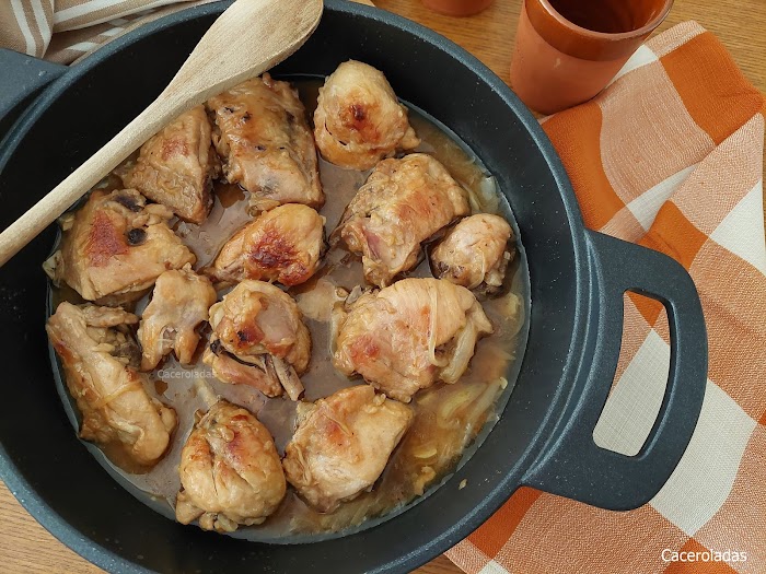 Pollo a la cerveza con cebolla - Un plato tradicional, fácil y riquísimo