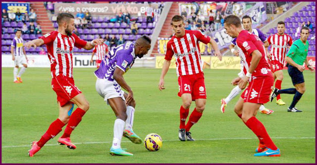 Bergdich rodeado de contrarios. REAL VALLADOLID C. F. 2 GIRONA F. C. 1. Domingo 02/11/2014. Campeonato de Liga de 2ª División, jornada 11. Valladolid: estadio José Zorrilla