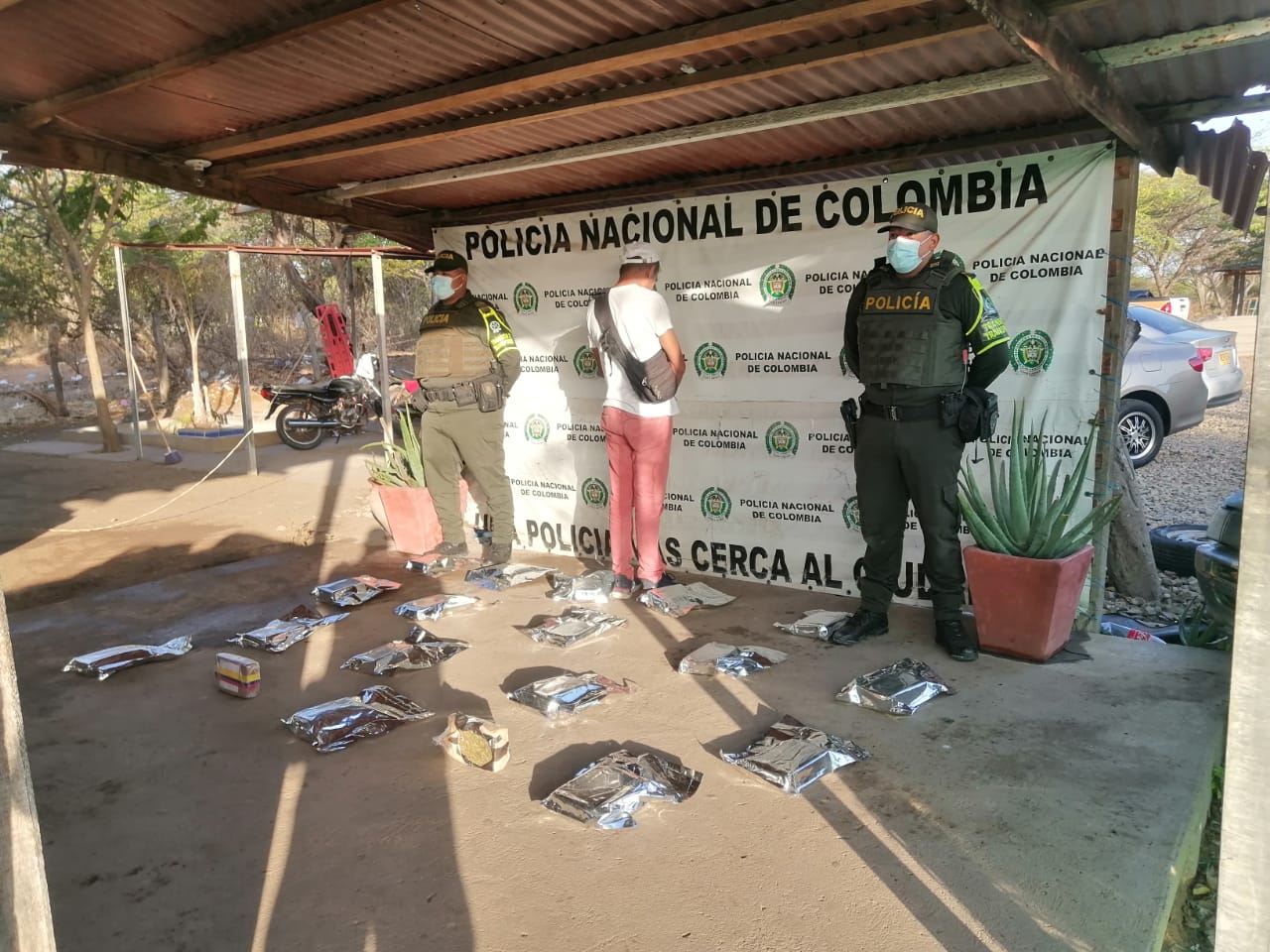 https://www.notasrosas.com/Policía Guajira captura dos personas en Maicao, con 8.5 kilos de marihuana