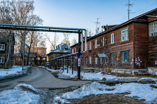 Дворовая территория среди деревянных домов