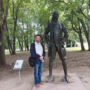 ESTATUA DE PEDRO I EN LA ENTRADA DE SU CASA .