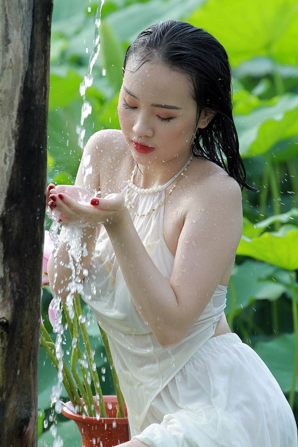 Thiếu nữ áo yếm trắng hứng nước